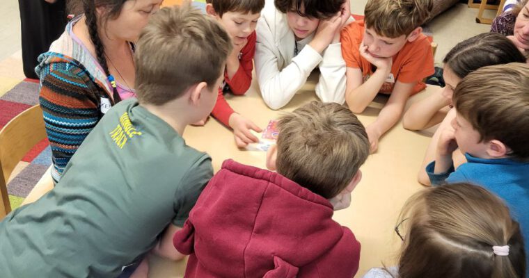Familienspiele in der „Karussell“ – spielerisch, lehrreich und voller Freude!